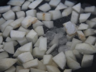 7、冰糖雪梨,冰糖也放入