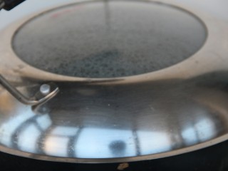 9、冰糖雪梨,然后盖盖子小火煮