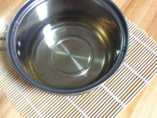 1、家庭寿司——三文鱼手握和细卷,按照醋糖盐10:6:2（按个人口味）混合寿司醋至糖和盐完全溶解