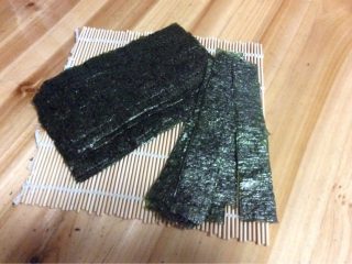 5、家庭寿司——三文鱼手握和细卷,准备好需要的烤海苔