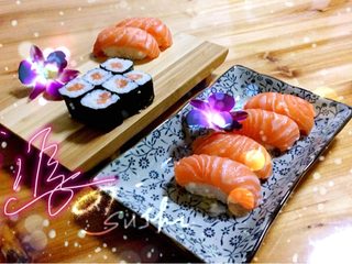 6、家庭寿司——三文鱼手握和细卷,手握寿司时，先用醋水（一碗清水+30ml寿司醋）沾湿双手，把已起好片的三文鱼沾一点芥末，然后把饭球放在有芥末那边，开始手握（具体手握的手法可上网搜索，这里不详细分解介绍）