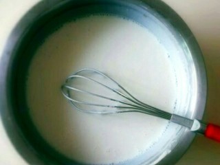 1、雪媚娘,将细砂糖加入牛奶中,微微加热至砂糖融化,