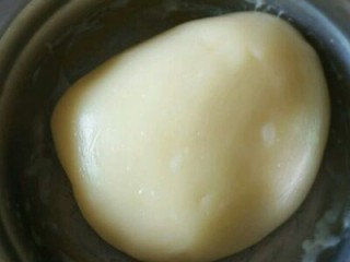 2、雪媚娘,揉成面团冷却后放入冰箱冷藏30分钟