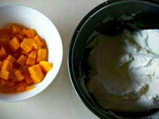 3、雪媚娘,将奶油打发好并准备好水果,我是买的罐装打发好的奶油所以这一步就只需要准备水果啦。