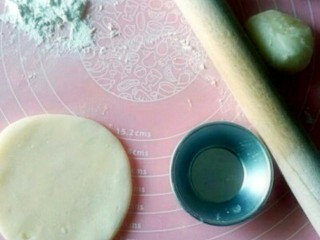 4、雪媚娘,像幹饺子皮一样幹出面皮,大小也差不多