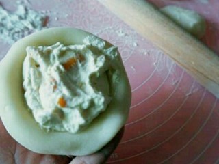5、雪媚娘,将馅料放进饼皮中,可以用包包子的方法把它包起来哦