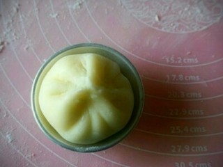 6、雪媚娘,将雪媚娘放进一个圆形的模具里,调整一下形状