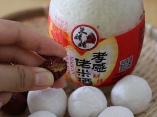 2、醪糟汤圆,红枣掰开