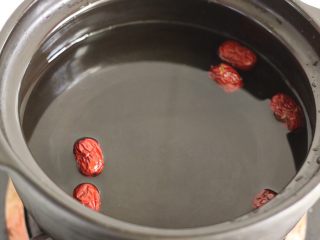 3、醪糟汤圆,锅里放半锅水，加红枣煮沸
