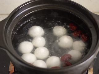 4、醪糟汤圆,沸水煮至汤圆浮起