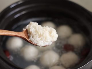 5、醪糟汤圆,加入醪糟继续煮沸