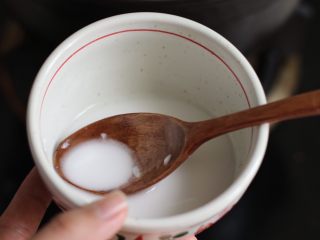 6、醪糟汤圆,淀粉兑少量水匀开