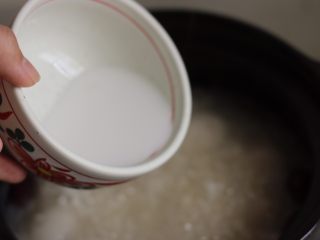 7、醪糟汤圆,淋入锅中小火煮沸