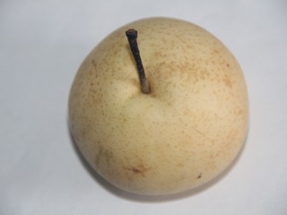 1、冰糖雪梨百合枸杞汤,先准备一个梨