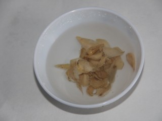 2、冰糖雪梨百合枸杞汤,泡点百合