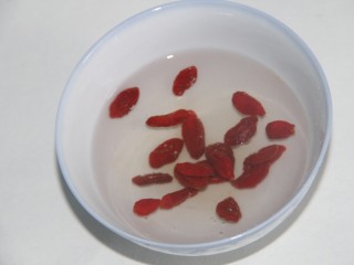 3、冰糖雪梨百合枸杞汤,泡点枸杞子