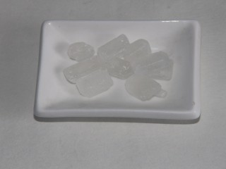 4、冰糖雪梨百合枸杞汤,准备几块冰糖