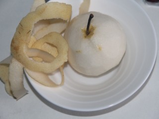 6、冰糖雪梨百合枸杞汤,把梨去皮