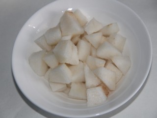 7、冰糖雪梨百合枸杞汤,切成小块