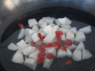 9、冰糖雪梨百合枸杞汤,再放枸杞子