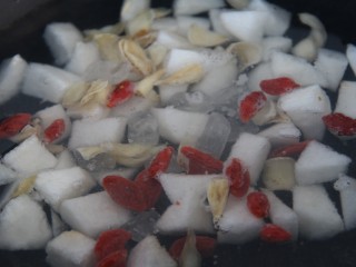 11、冰糖雪梨百合枸杞汤,最后放冰糖