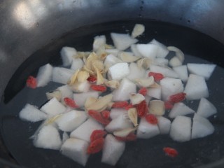 10、冰糖雪梨百合枸杞汤,再放百合