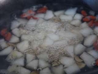 12、冰糖雪梨百合枸杞汤,大火煮开