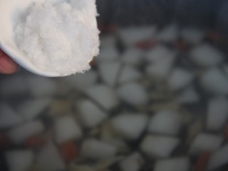 14、冰糖雪梨百合枸杞汤,然后加入白糖