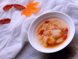 16、冰糖雪梨百合枸杞汤,盛出享用