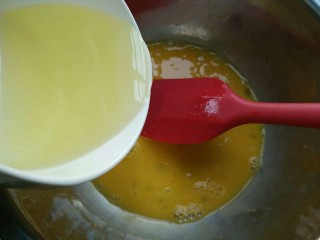 4、红枣马芬蛋糕,倒入植物油。