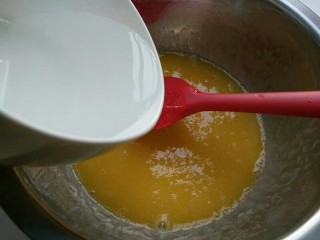 6、红枣马芬蛋糕,再倒入清水充分搅匀。