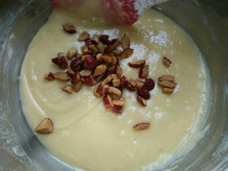 9、红枣马芬蛋糕,倒入红枣。