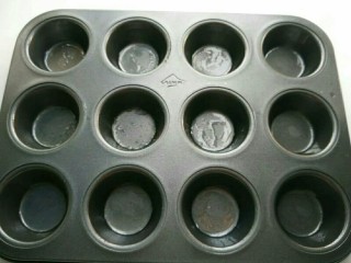 11、红枣马芬蛋糕,模具抹上少许植物油防粘。