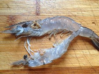 1、蒜蓉粉丝开片虾 ,明虾冲洗干净,剪须,从虾头处入刀,将虾横切成二片,虾尾不切要保持相连;