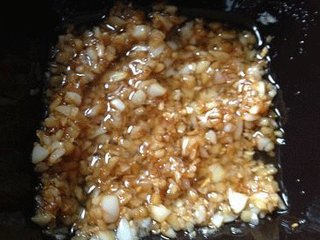 5、蒜蓉粉丝开片虾 ,在蒜蓉中加入2勺生抽,少许盐拌匀;