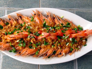 8、蒜蓉粉丝开片虾 ,小葱洗净切碎,撒于虾上,另取一小锅,加热少许油,淋在葱花上即可。