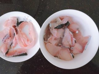 1、酸菜鱼,黑鱼洗净，鱼片和鱼骨分开装