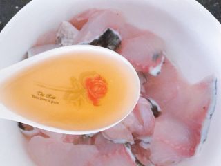 2、酸菜鱼,在鱼片里加入一茶匙料酒腌制