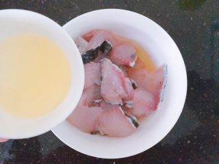 3、酸菜鱼,鸡蛋只取蛋清，在鱼片里倒入一个蛋清