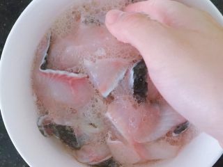 4、酸菜鱼,用手抓匀，腌制半小时以上