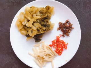 5、酸菜鱼,酸菜切碎，姜块切丝，辣椒切碎，花椒洗净备用