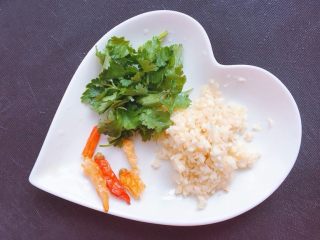 6、酸菜鱼,干泡椒洗净，蒜头切末，香菜切碎