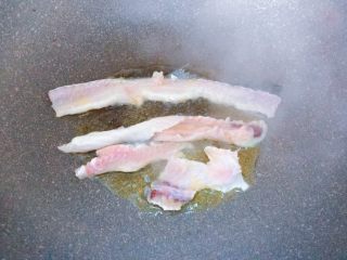 7、酸菜鱼,锅内倒入油，放入鱼骨煎至两面金黄