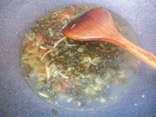 11、酸菜鱼,在锅内加入开水淹没食材