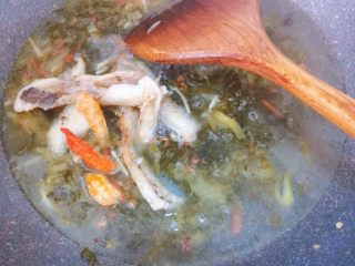 12、酸菜鱼,放入鱼骨和干泡椒大火煮5分钟（期间水少了需再添加）