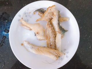 8、酸菜鱼,捞出鱼骨，待用