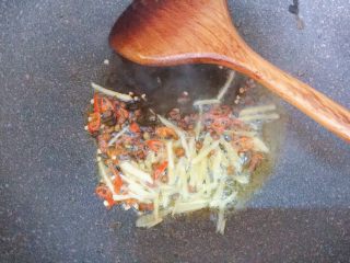 9、酸菜鱼,煎鱼骨剩下的油，爆香姜丝辣椒和花椒