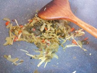 10、酸菜鱼,倒入酸菜炒出香味