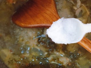 13、酸菜鱼,加入3g盐调味