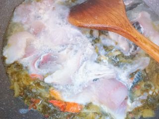 14、酸菜鱼,将鱼片一片片放入锅中，煮至变色熟透即可